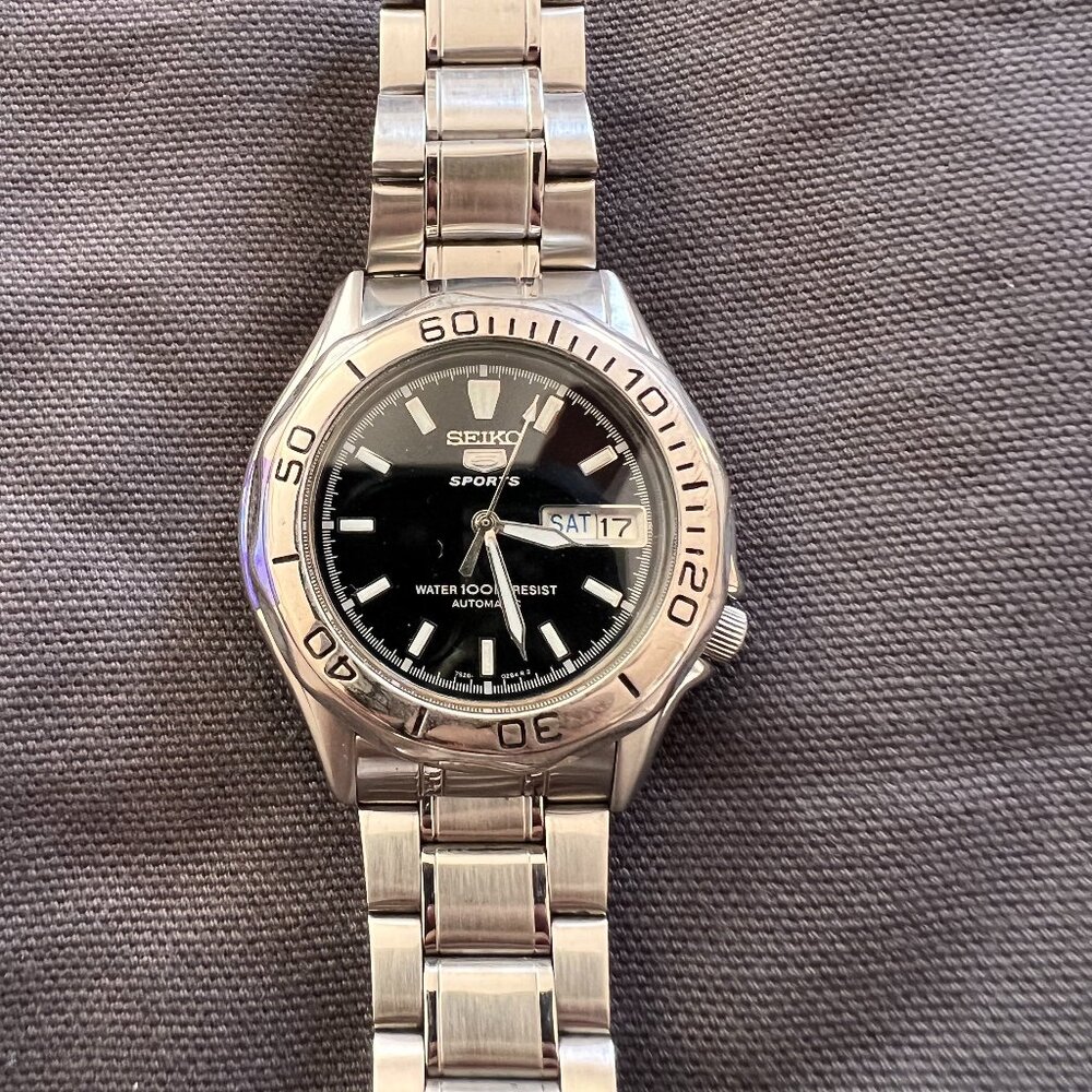 Vintage Seiko Sports 5 Black Face w/ Silver Accents Silver Band Transparent back